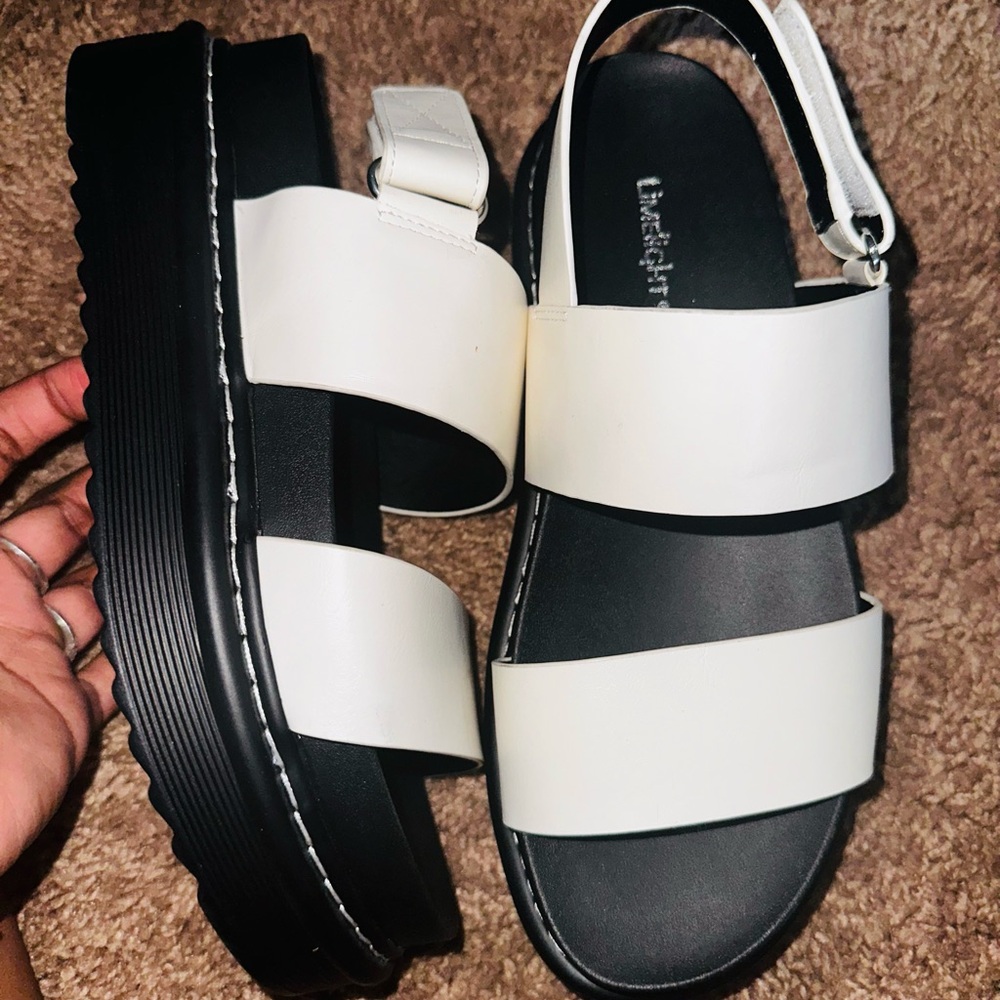 Brand new Size 7 Wedge